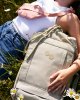 Frau trägt nachhaltigen Rucksack