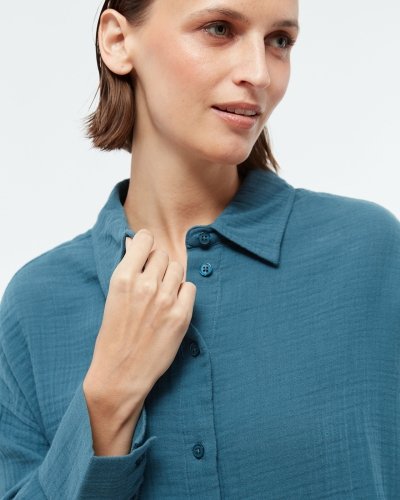 Frau trägt nachhaltiges Outfit