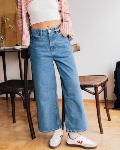 Frau trägt nachhaltiges Outfit