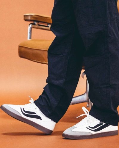 Mann trägt nachhaltige Sneaker