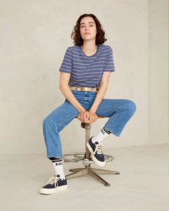 Frau trägt nachhaltige Jeans